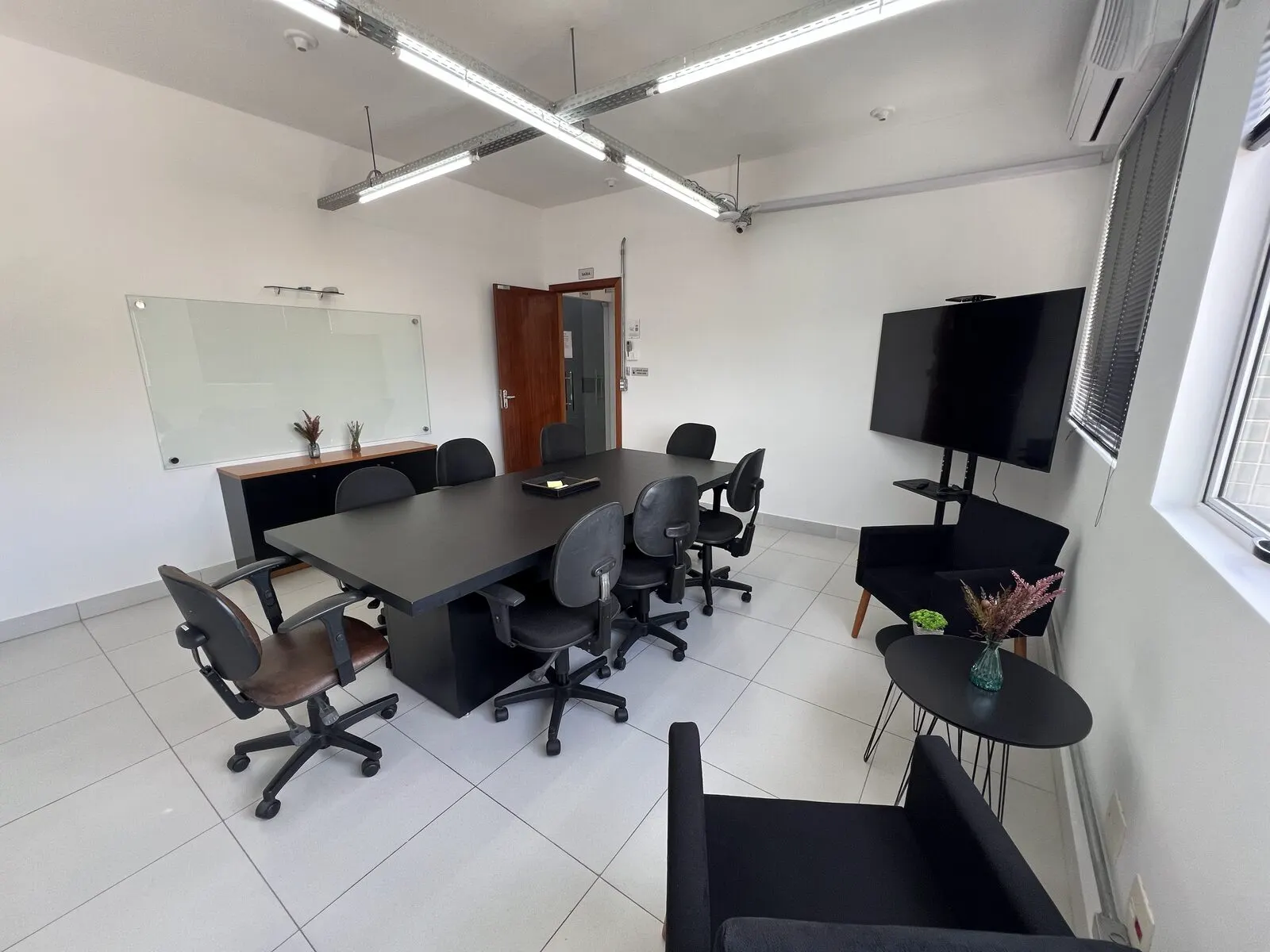 Ambiente executivo da sala de reunião do CoWorking Betim Inconfidência