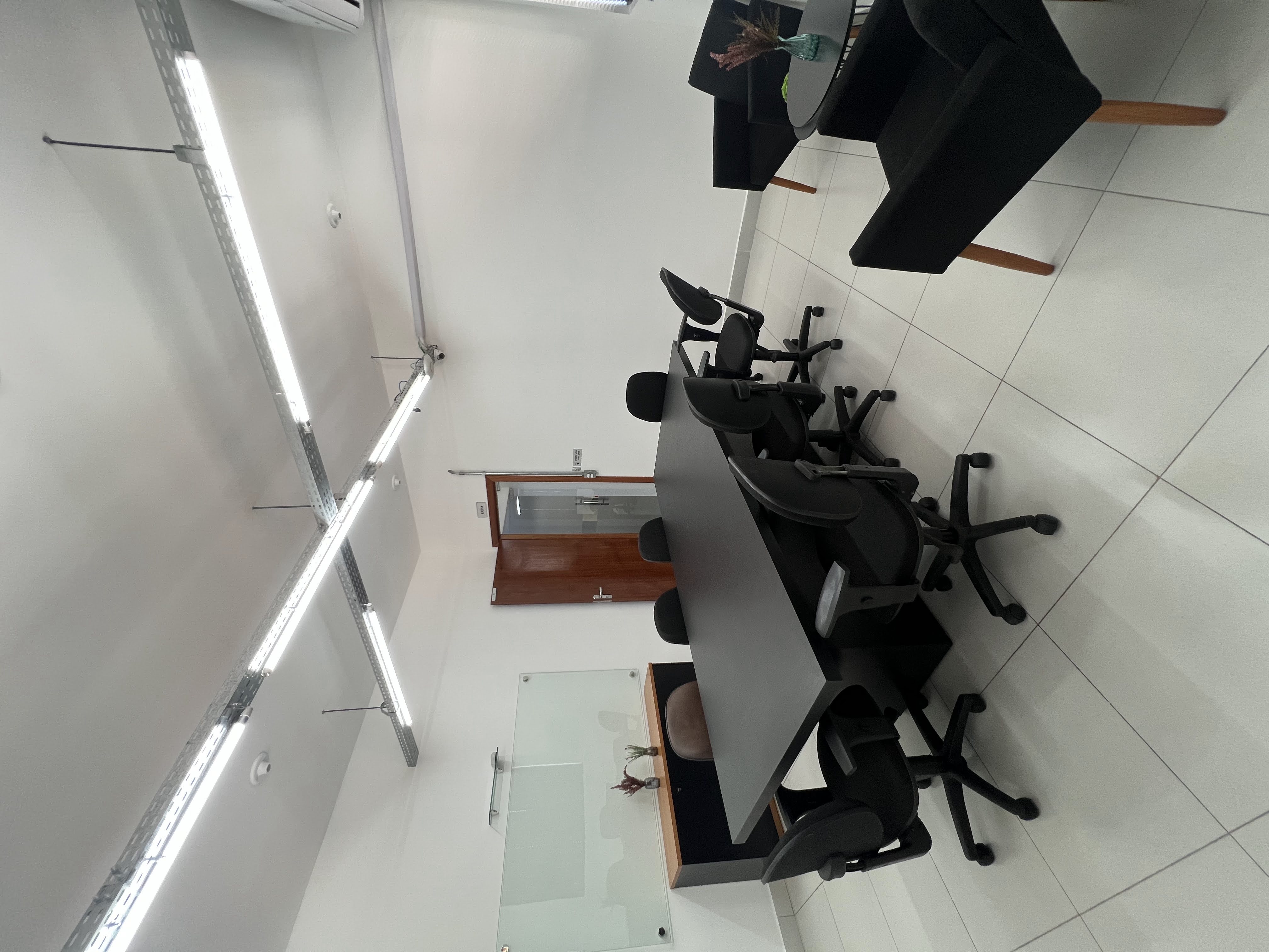 Outro ângulo da sala de reunião simples em Betim