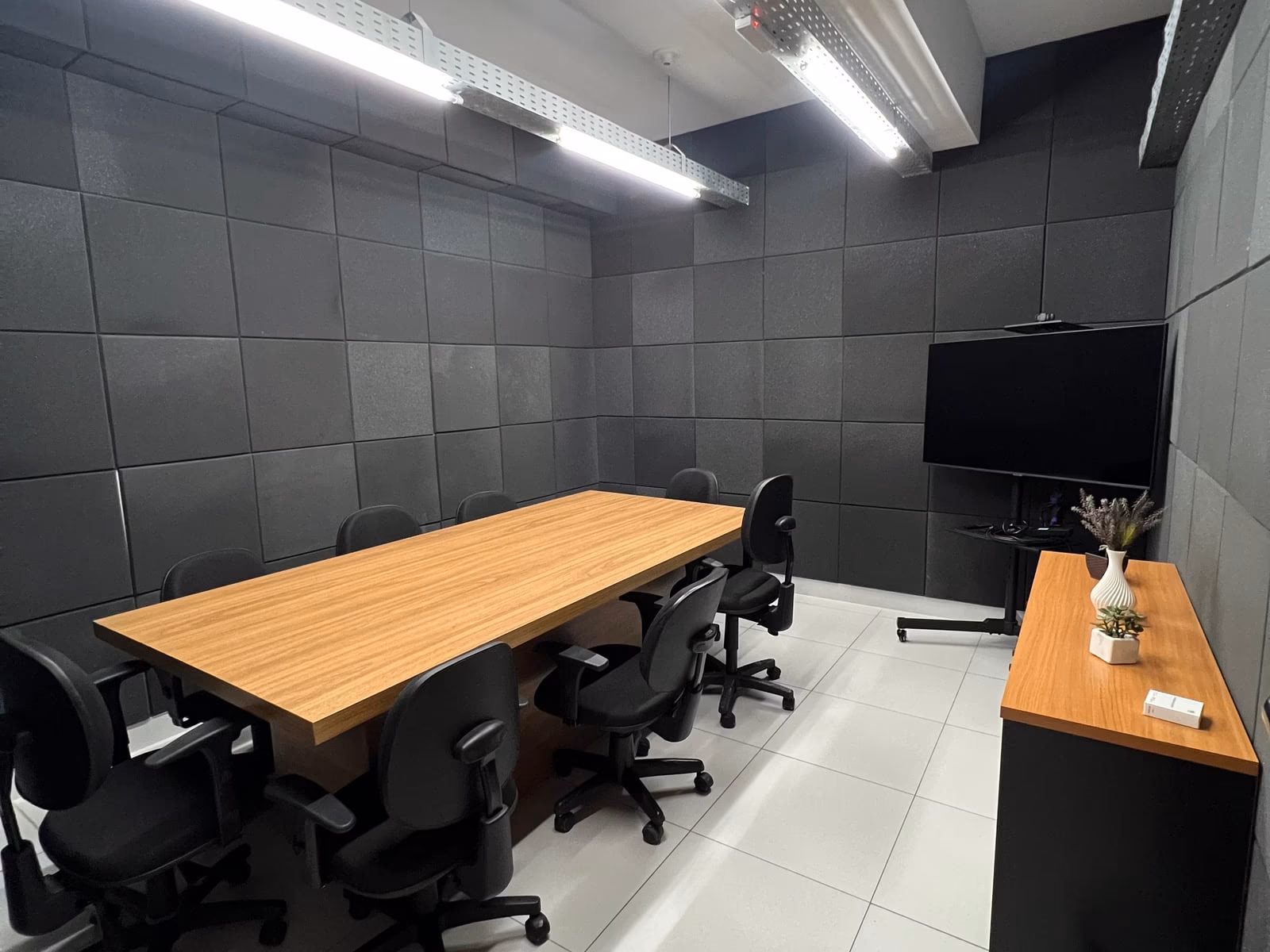 Outro ângulo da sala acústica para podcast do CoWorking Betim Inconfidência