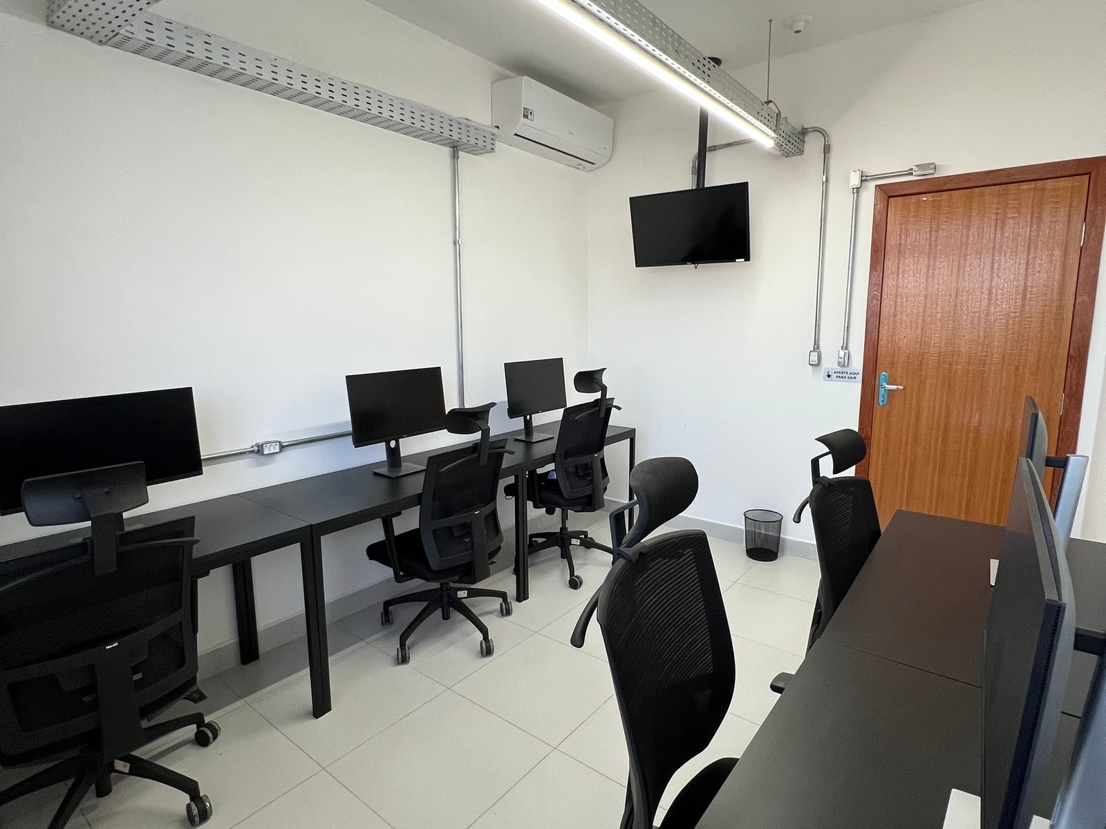 Outro ângulo da sala privativa para 5 pessoas em Betim