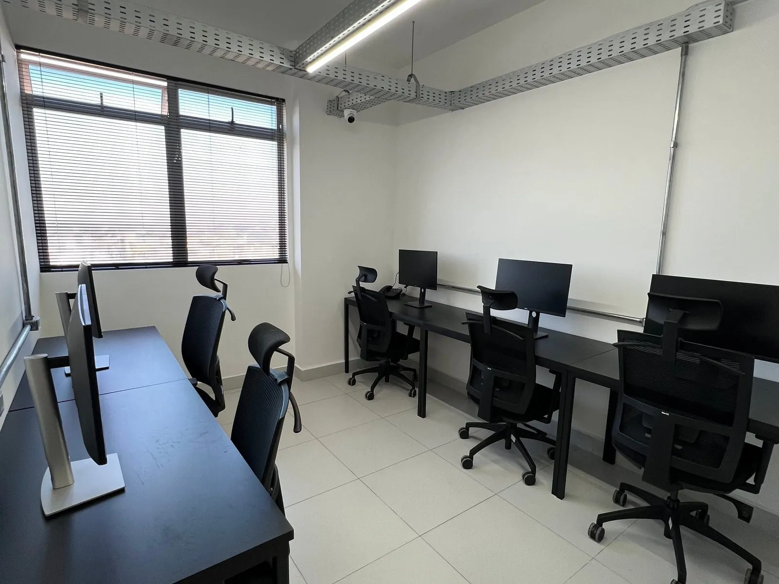 Sala privativa mobiliada para cinco pessoas no CoWorking Betim Inconfidência