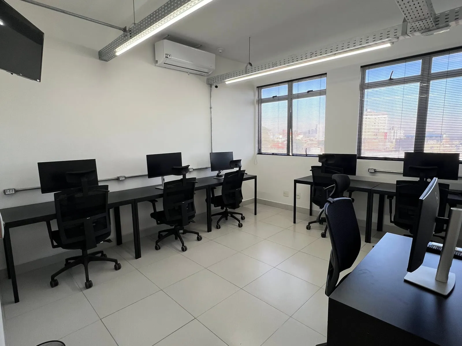 Sala privativa para seis pessoas no CoWorking Betim Inconfidência