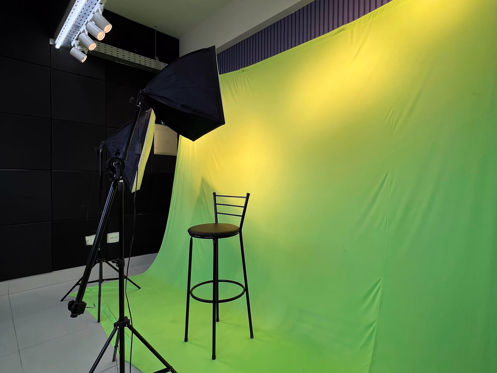 Estúdio de fotografia real da CoWorking Betim Inconfidência, com área de produção e fundo neutro